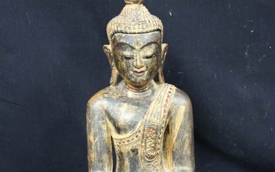 Bouddha assis en bois avec des incrustations en verre. En position Bhumisparsa Mudra de prise...