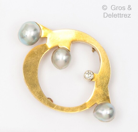 Broche en or jaune, ornée de trois perles... - Lot 262 - Gros & Delettrez