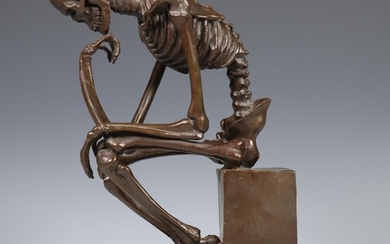 Bronzen sculptuur van een skelet, variant op de Denker naar...