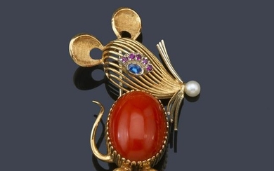 Brooch in mouse design in 18K yellow gold, coral