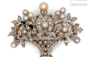 Brooch pendant " Corbeille " in two colors gold representing a flowered vase set with rose cut diamonds and cultured pearls. Dimensions : 3,5 x 2,5 cm. P. Brut : 11,3 g.