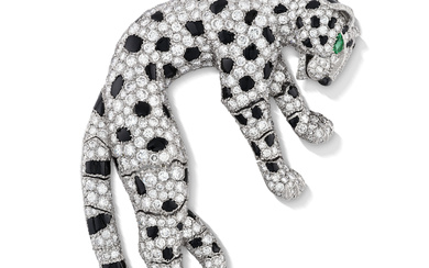 CARTIER MID-20TH CENTURY DIAMOND, ONYX AND EMERALD 'PANTHÈRE' CLIP-BROOCH