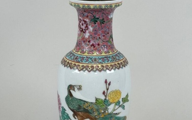 CHINE, XXe. Vase balustre en porcelaine à décor polychrome de fleurs, d'un paon et caractères...