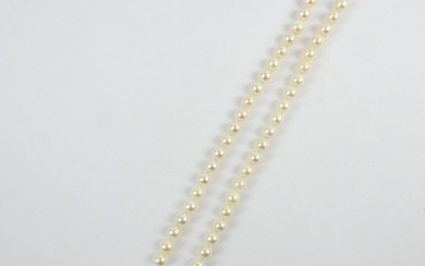 COLLIER de perles avec fermoir en argent orné d'une petite perle. L.69 cm
