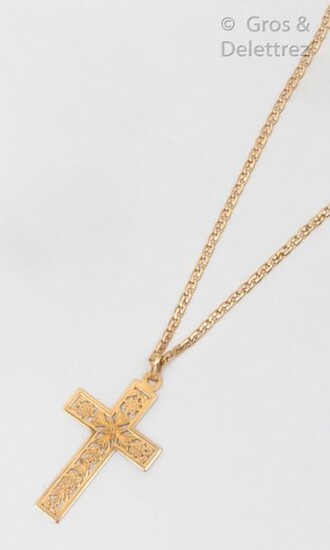 Chain and pendant "Cross" in openwork yellow gold and chiselled with flowers. Length : 44cm. Weight : 11,1g.