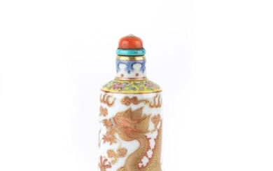 Chine, Marque et époque Jiaqing, 19e siècle Rare tabatière cylindrique en porcelaine à décor rouge...