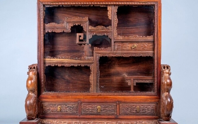 Chine, XIXe et début XXe siècle, bel écran-vitrine en bois de hongmu, l'écran, fermé par...