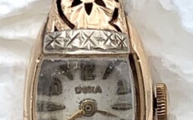 שעון זהב "DOXA" דוקסה לאישה, מכני מנגנון עובד. זהב 14 קראט. משקל כולל 18 גרם . דרוש תיקון קל בסגר. מעט פגמים .