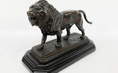 D'après Antoine-Louis BARYE (1795-1875) Lion marchant. Epreuve en bronze à patine brune. Sur un socle...