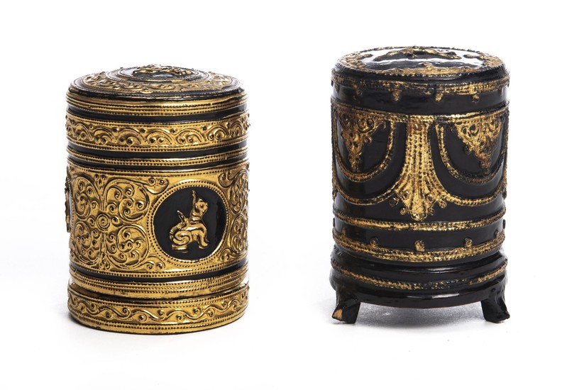Deux boîtes en laque noire de Thaïlande à décor doré