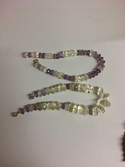 Deux colliers souples constitués de perles fantaisie à l'imitation du cristal et