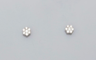 Earrings each drawing a white gold flower, 750 MM, covered with diamonds, 6 x 6 mm, weight: 1.55gr. rough.