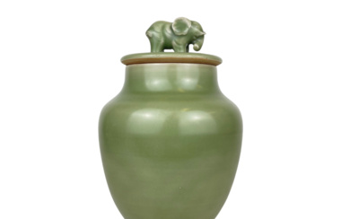 青釉象钮盖罐 GREEN GLAZED COVERED JAR