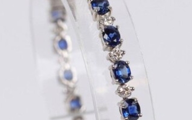 Gold bracelet (750) with 23 brilliants and 23 sapphires. D: 7 cm, Weight: 17.1 gr.