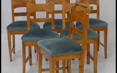 Gruppo di sei sedie in noce con schienale a cartella, gambe mosse. Secolo XIX (difetti e restauri)