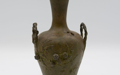 HIPPOLYTE FRANÇOIS MOREAU. ART NOUVEAU VASE, BRONZE, SIGNED, WITH FULLY SCULPTURAL BERRIES, BEES, BRANCHES, AROUND 1900.