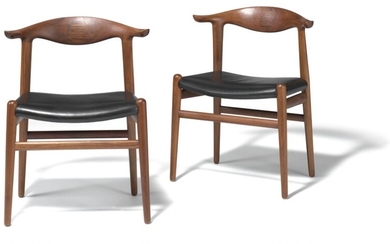 Hans J. Wegner: “Cowhorn Chair”. A pair of solid walnut chairs, back with rosewood inlays. Seats upholstered with black leather. Model JH 505. (2)