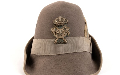 ITALY, Kingdom Great War M.909 Alpini major's hat gray felt with gray grosgrein band and...