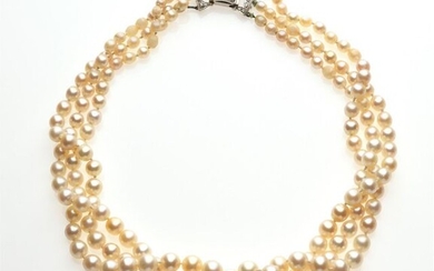 MELLERIO - Important COLLIER ras du cou formé de trois rangs de perles en chute de 52,55 et 57 perles allant de 4.2 à 8.9 mm. Le fermoir "Tank" en or gris 750/°° et diamants de taille 8/8 est signé "Mellerio" et numéroté 164 F. Travail français des...