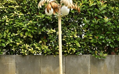 In the taste of Sergio TERZANI. Palm wood floor lamp in white and gold lacquered metal with four bulbs.