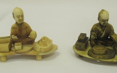 JAPON Paire de sculptures en ivoire, figurant des artisans. XIXe. Long.: 5 cm Portent des...