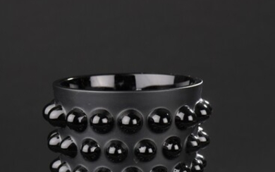 LALIQUE France Vase en cristal noir pressé moulé, modèle "Mossi". Signé "Lalique France" et numéroté...