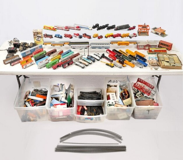 LARGE COLLECTION OF HO SCALE TRAINS & ACCESSORIES
