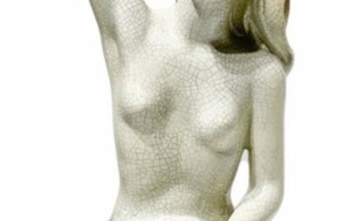 Le Bertetti, Sculpture de pâtes blanches Effet Craquele représentant une femme mouillée avec un drap....