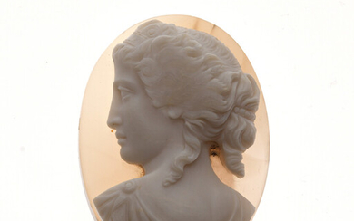 Lot 76,2 CAMEE sur agate à décor d'une femme vêtue à la grecque et tournée vers la gauche. Epoque XIXème siècle. 4.5 x 3.3 cm.