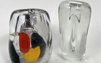 Lot de deux vases contemporains en verre ; l'un à inclusion colorée et motifs quadrillés,...