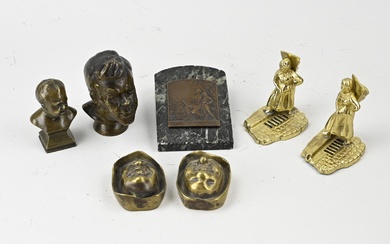 Lot of antique brass/bronze figures. Miscellaneous. Quantity: 7 pieces. First half 20th century. Busts, plaque...