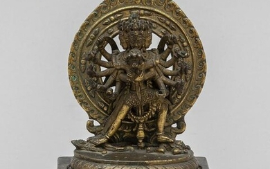 Mahakala, scultura in bronzo dorato poggiante su