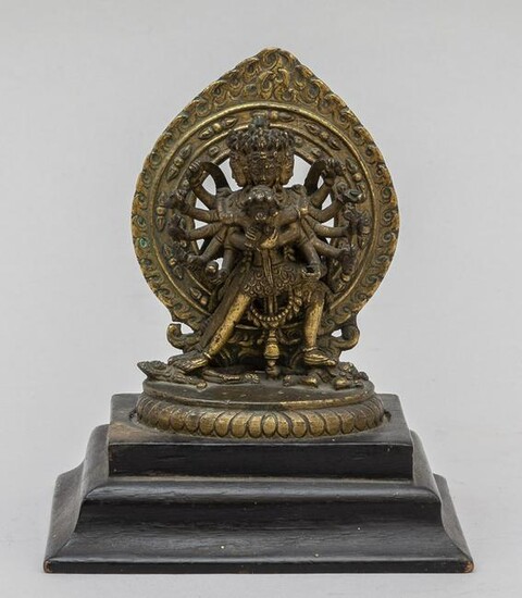 Mahakala, scultura in bronzo dorato poggiante su