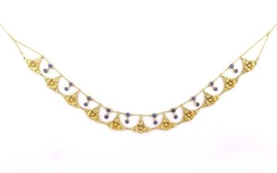 NECKLACE in 18K yellow gold retaining chiselled links decorated with daisies alternating with duos of sapphires. French work. Length : 39 cm. Gross weight : 19.58 gr. A gold and sapphire necklace.