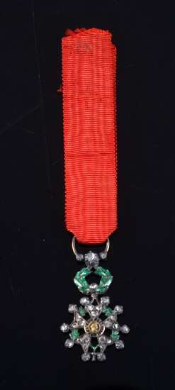 ORDER OF THE LEGION OF HONOUR (France). Miniature knight's badge, silver and enamel, set with diamond roses, with red moiré silk taffeta ribbon, preserved in its original case.Accident to the ribbon, but good general condition.H. : 3 cm - L. : 1,5...