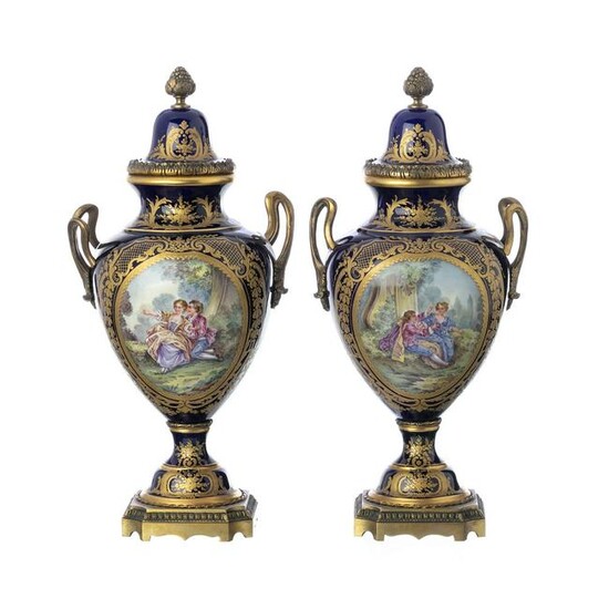 Pair of amphorae in Paris porcelain