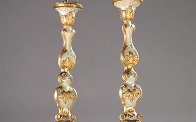 Pair of gilt carved wooden picks with grey rechampi, 18th century. (slits)