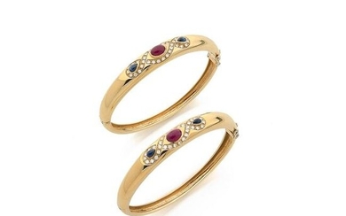 Pair of opening bangle bracelets in 18k yellow gold (750‰), rubies and cabochon sapphires and