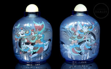 Pair of painted glass snuff bottles "Battle"