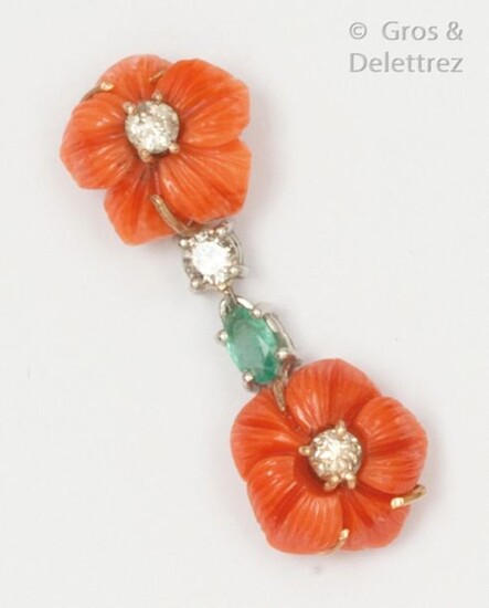 Pair of white gold earrings with carved coral flower decoration, punctuated with brilliant-cut diamonds and a faceted oval emerald. Length: 3cm. Rough weight: 6.4g.