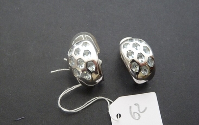 Paire de clips d'oreilles à tiges rétractables en or gris 18K (750/oo) à motifs bombés...