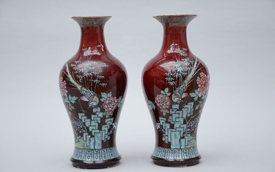 Paire de vases en porcelaine de Chine sang de boeuf avec un décor famille rose...
