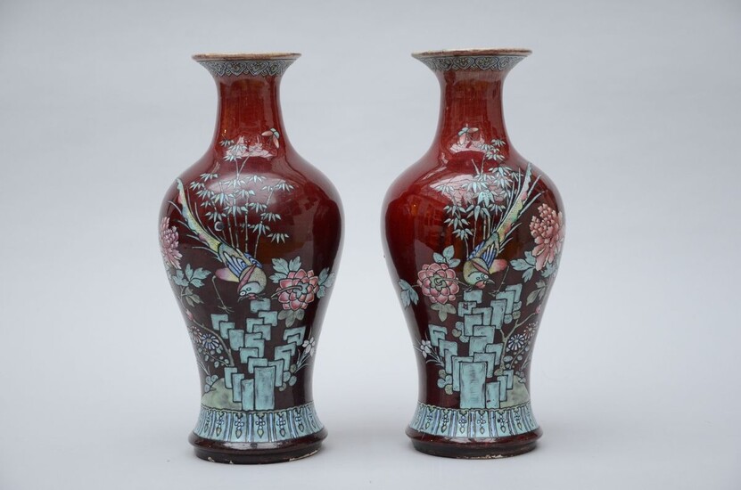 Paire de vases en porcelaine de Chine sang de boeuf avec un décor famille rose...