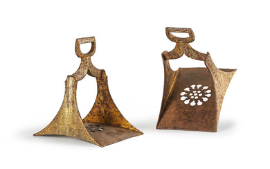 Paire d'étriers en acier damasquiné or, Maroc XIXe siècle A...