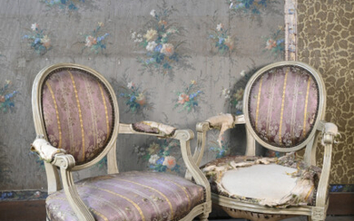 Partie de mobilier de salon composé de quatre chaises et deux fauteuils cabriolet à dossier médaillon en bois relaqué crème mouluré et sculpté. Pieds avant à cannelures rudentées