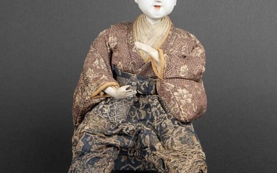 Personnage assis richement vêtu en bois, porcelaine, tissu et matières diverses. Japon, Meiji. H :...