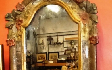 Petit miroir en bois doré et peint à parecloses. Epoque Louis XV. (manques au fronton)...