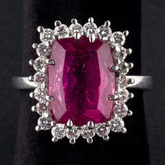Pink tourmaline daisy ring, set with brilliant-cut diamonds, white gold.
