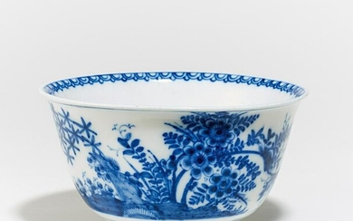 Porcelain slop bowl with chinoise decor