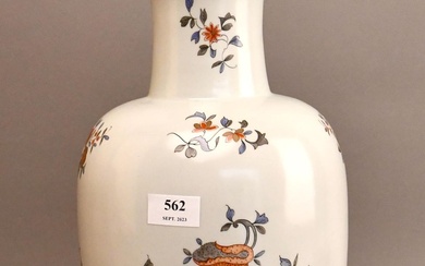 Porcelaine de Paris Vase monté en lampe, en porcelaine polychrome à décor “Imari”.